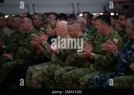 Brig. Il generale Daniel Gabrielli, Assistente generale aggiunto per la Guardia Nazionale aerea del Minnesota, si batte per i vincitori del Concorso croato per il miglior soldato durante una cerimonia di premiazione il 26 maggio 2022, vicino a Slunj, Croazia. La Croazia e il Minnesota collaborano da oltre 25 anni come parte del programma di partenariato statale della Guardia Nazionale, che consente loro di partecipare a eventi come questo. (Foto della Guardia Nazionale del Minnesota del personale Sgt. Sydney Mariette) Foto Stock