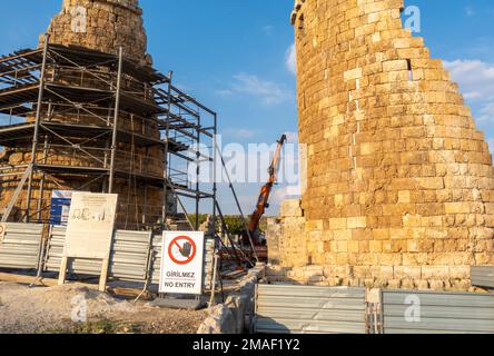 Antiche rovine restauro e costruzione. Rovine storiche di Perge in fase di restauro. Gru idraulica, ponteggio. Progetto di ricostruzione in Turchia Foto Stock