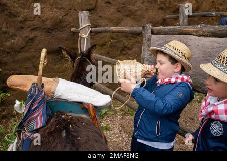 I Paraders riposano, mangiano e bevono, durante la festa della Madonna del Monte a Marta sulle rive del lago di Bolsena (Italia) Foto Stock