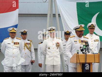 060424-N-5863B-093. Base: Manama Paese: Bahrain (BHR) Foto Stock