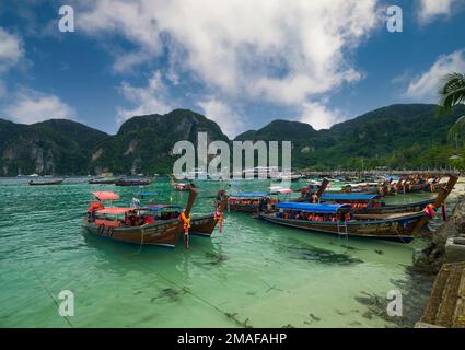 Phi Phi Island, Krabi, Thailandia. Dicembre 4, 2022. La famosa spiaggia di Ton Sai. Barche tradizionali sulla spiaggia e splendida vista sulla baia. Foto Stock