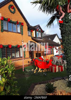 Casa decorata per Natale come visto dalla strada a Burnley Lancashire, Inghilterra. Gli occupanti decorano la casa in vari momenti dell'anno Foto Stock