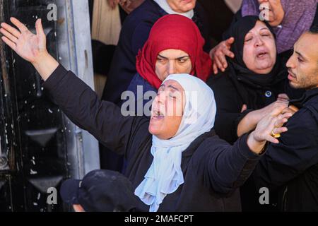 Jenin, Medio Oriente. 19th Jan, 2023. I parenti piangono durante la cerimonia funeraria dei due palestinesi, Adham Jabareen, 28 anni, e Jawad Bawaqneh, 57 anni, Che sono stati uccisi dalle pallottole dell'esercito israeliano durante un raid nel campo profughi di Jenin nella Cisgiordania occupata. Testimoni oculari hanno detto che Jabareen è stato ucciso a colpi di arma da fuoco dall'esercito israeliano, e l'insegnante di scuola Bawaqnah ha cercato di fornirgli il primo soccorso dopo che è caduto a terra. Durante il suo tentativo di aiutarlo, un cecchino israeliano lo ha sparato, e dopo di che le forze israeliane hanno impedito ambulanze e personale medico Foto Stock