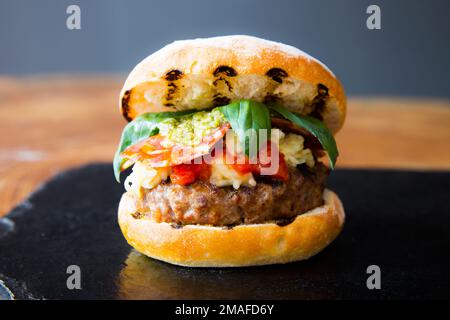 Autentico hamburger americano di prima qualità con salame e pesto. Foto Stock