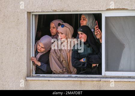 Jenin, Medio Oriente. 19th Jan, 2023. I parenti piangono durante la cerimonia funeraria dei due palestinesi, Adham Jabareen, 28 anni, e Jawad Bawaqneh, 57 anni, Che sono stati uccisi dalle pallottole dell'esercito israeliano durante un raid nel campo profughi di Jenin nella Cisgiordania occupata. Testimoni oculari hanno detto che Jabareen è stato ucciso a colpi di arma da fuoco dall'esercito israeliano, e l'insegnante di scuola Bawaqnah ha cercato di fornirgli il primo soccorso dopo che è caduto a terra. Durante il suo tentativo di aiutarlo, un cecchino israeliano lo ha sparato, e dopo di che le forze israeliane hanno impedito ambulanze e personale medico Foto Stock