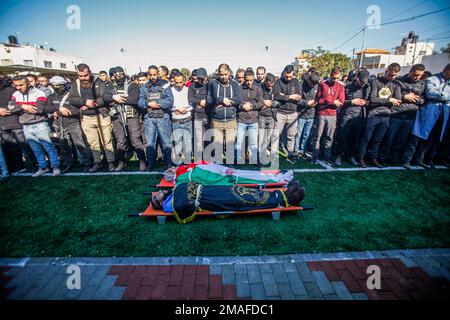 Jenin, Medio Oriente. 19th Jan, 2023. (NOTA DEL REDATTORE: Immagine raffigura la morte) i pianti pregano accanto ai corpi dei due palestinesi, Adham Jabareen, 28 anni, e Jawad Bawaqneh, 57 anni, Che sono stati uccisi dalle pallottole dell'esercito israeliano durante un raid nel campo profughi di Jenin nella Cisgiordania occupata. Testimoni oculari hanno detto che Jabareen è stato ucciso a colpi di arma da fuoco dall'esercito israeliano, e l'insegnante di scuola Bawaqnah ha cercato di fornirgli il primo soccorso dopo che è caduto a terra. Durante il suo tentativo di aiutarlo, un cecchino israeliano lo ha sparato, e dopo di che le forze israeliane hanno impedito le ambulanze A. Foto Stock