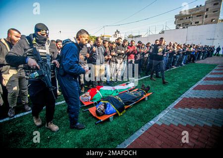 Jenin, Medio Oriente. 19th Jan, 2023. (NOTA DEL REDATTORE: Immagine raffigura la morte) i pianti pregano accanto ai corpi dei due palestinesi, Adham Jabareen, 28 anni, e Jawad Bawaqneh, 57 anni, Che sono stati uccisi dalle pallottole dell'esercito israeliano durante un raid nel campo profughi di Jenin nella Cisgiordania occupata. Testimoni oculari hanno detto che Jabareen è stato ucciso a colpi di arma da fuoco dall'esercito israeliano, e l'insegnante di scuola Bawaqnah ha cercato di fornirgli il primo soccorso dopo che è caduto a terra. Durante il suo tentativo di aiutarlo, un cecchino israeliano lo ha sparato, e dopo di che le forze israeliane hanno impedito le ambulanze A. Foto Stock