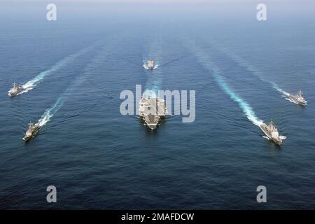 060507-N-0119G-001. [Complete] Scene Caption: La Marina degli Stati Uniti (USN) ENTERPRISE Carrier Strike Group (CSG) naviga in formazione attraverso l'Oceano Atlantico. L'ENTERPRISE CSG è costituito dalla portaerei USN USS ENTERPRISE (CVN 65), dalla fregata missilistica guidata USN Oliver Hazard Perry-class USS NICHOLAS (FFG 47) (anteriore sinistra), dall'incrociatore missilistico guidato USN Ticonderoga USS LEYTE GULF (CG 55) (anteriore destra) e dal cacciatorpediniere missilistico guidato USN Arleigh Burke USS FAS MCS UL (DDG 74) (a sinistra), segue da vicino l'USN Military Sealift Command (MSC), nave di sostegno rapido al combattimento USNS (T-AOE 6) Foto Stock