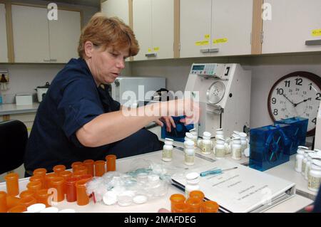 060510-N-3714J-005. [Complete] Scene Caption: A bordo della US Navy (USN) Military Sealift Command (MSC), Hospital Ship, USNS MERCY (T-AH 19), USN CHIEF Hospital Corpsman (HMC) Robin Roth riempie le bottiglie con multi-vitamine. Il personale dell'USN MERCY stima che distribuirà più di 25.000 vitamine agli adulti e ai bambini dell'Asia meridionale, dell'Asia sudorientale e delle isole del Pacifico durante i cinque mesi di impiego per aiutare gli sforzi umanitari.2006) CAPO Ospedale Corpsman Robin Roth di San DiegoCalif.Fills bottiglie con multi-vitamine a bordo militare Sealift Command (MSC) nave ospedale USNS Mercy ( Foto Stock