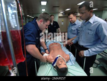 060513-N-2832L-054. [Complete] Scene Caption: US Navy (USN) Hospital Corpsman (HM) stazionati a bordo della USN Military Sealift Command (MSC), Hospital Ship, USNS MERCY (T-AH 19), pratica di applicare una stecca di trazione dei capelli per una frattura femorale utilizzando un manichino di pratica durante uno scenario di trauma-cura simulato per le Olimpiadi di Corpsman. Le Olimpiadi di Corpsman sono tenute come strumento di valutazione per valutare l'efficienza durante le situazioni di crisi. La MISERICORDIA degli Stati Uniti è attualmente in corso nell'Oceano Pacifico, conducendo un programma di spiegamento di cinque mesi per fornire aiuti e assistenza umanitaria al Pacifico I. Foto Stock
