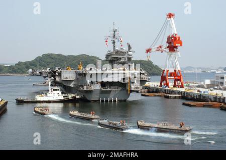 060525-N-2716P-007. Base: Yokosuka Stato: Kanagawa Nazione: Giappone (JPN) Foto Stock