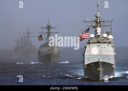 060618-N-9389D-077. [Complete] Scene Caption: The US Navy (USN) Ticonderoga Class Guided Missile Cruiser USS COWPENS (CG 63) guida la USN Arleigh Burke Class (volo IIA) Guided Missile Destroyer (Aegis) USS LASSEN (DDG 82), la USN Arleigh Burke Class (volo i e II) Guided Missile Destroyer (Aegis), DAIN 56) La USN Oliver Hazard Perry Class Guided Missile Frigate USS VANDEGRIFT (FFG 48), e il comando militare Sealift (MSC) Henry J. Kaiser Class Oiler USNS TIPPECANOE (T-AO 199) mentre sono in corso con la USN USS Kitty Hawk Carrier Strike Group (CSG) nel Pacifico Foto Stock