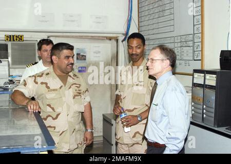 060618-N-3003C-012. Soggetto operativo/Serie: ENDURING FREEDOM base: Al Udeid Air base, Doha Paese: Qatar (QAT) scena comando principale mostrato: US NAVAL FORCES COMANDO CENTRALE Foto Stock