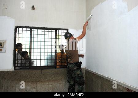 060702-N-3714J-074. [Complete] Scene Caption: US Navy (USN) Builder seconda Classe (BU2) Shane Murray, assegnato al Naval Mobile Construction Battalion 40 (NMCB-40), imbarcato a bordo del comando militare USN Sealift USNS MERCY (T-AH 19), Dipinge il reparto pediatrico mentre i bambini locali osservano la struttura del Chittagong Medical and College durante la visita di assistenza umanitaria e civica della nave a Chittagong, Bangladesh (BGD). La PIETÀ è di un’implementazione pianificata di cinque mesi nel Sud-est asiatico. La sua missione viene svolta in stretto coordinamento e in collaborazione con il prof. locale di assistenza medica Foto Stock