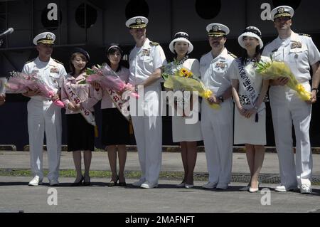 060701-N-1332Y-094. [Complete] Scene Caption: The US Navy (USN) Command Officers attaccati al Carrier Strike Group 5 (CSG-5), posate per una fotografia di gruppo dopo aver ricevuto fiori dai loro delegati di commissione di accoglienza, mentre si arrengono al porto di Otaru, Giappone (JPN). Gli ufficiali della USN raffigurati da sinistra a destra sono: USN Rear Admiral (RADM) Doug McClain, Commander, CSG-5; USN Captain (CAPT) ed McNamee, Commanding Officer (CO), USN Aircraft Carrier USS KITTY HAWK (CV 63); USN CAPT Michael McNellis, Deputy Commander, Carrier Air Wing 5 (CVW-Darron, Robert Girroyer, 5) e Robert Girroyer Foto Stock