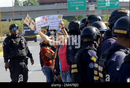 Valencia, Carabobo, Venezuela. 19th Jan, 2023. Gennaio 19, 2023. Un educatore mostra poster in una protesta da parte degli educatori, contro il presidente Nicolas Maduro e chiedendo migliori condizioni di lavoro e aumenti salariali per il personale educativo. La protesta si trova nella città di Valencia, stato di Carabobo, e si è svolta nelle principali città del Venezuela. Foto: Juan Carlos Hernandez (Credit Image: © Juan Carlos Hernandez/ZUMA Press Wire) SOLO USO EDITORIALE! Non per USO commerciale! Foto Stock