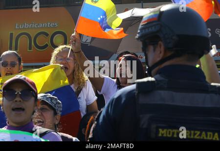 Valencia, Carabobo, Venezuela. 19th Jan, 2023. Gennaio 19, 2023. Un educatore grida slogan durante la protesta degli educatori, contro il presidente Nicolas Maduro e chiedendo migliori condizioni di lavoro e aumenti salariali per il personale educativo. La protesta si trova nella città di Valencia, stato di Carabobo, e si è svolta nelle principali città del Venezuela. Foto: Juan Carlos Hernandez (Credit Image: © Juan Carlos Hernandez/ZUMA Press Wire) SOLO USO EDITORIALE! Non per USO commerciale! Foto Stock