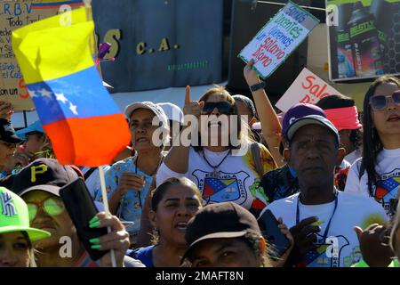 Valencia, Carabobo, Venezuela. 19th Jan, 2023. Gennaio 19, 2023. Un educatore grida slogan durante la protesta degli educatori, contro il presidente Nicolas Maduro e chiedendo migliori condizioni di lavoro e aumenti salariali per il personale educativo. La protesta si trova nella città di Valencia, stato di Carabobo, e si è svolta nelle principali città del Venezuela. Foto: Juan Carlos Hernandez (Credit Image: © Juan Carlos Hernandez/ZUMA Press Wire) SOLO USO EDITORIALE! Non per USO commerciale! Foto Stock