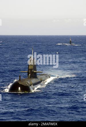 060725-N-7981E-172. [Complete] Scene Caption: 060725-N-7981E-172 (25 luglio 2006)US Navy (USN) Los Angeles Class Attack Submarine USS KEY WEST (SSN 722) (Background) e la Royal Australian Navy (RAN) Collins Class Submarine HMAS RANKIN (78) si preparano ad unirsi a una formazione multinazionale di navi militari e sottomarini per un esercizio fotografico durante l'esercizio Rim of the Pacific (RIMPAC) 2006 nell'Oceano Pacifico (POC). L'esercizio è volto ad aumentare la competenza tattica delle unità partecipanti in un'ampia gamma di operazioni marittime combinate. RIMPAC 2006 riunisce le forze militari australiane Foto Stock