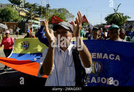 Valencia, Carabobo, Venezuela. 19th Jan, 2023. Gennaio 19, 2023. Un educatore grida slogan durante la protesta degli educatori, contro il presidente Nicolas Maduro e chiedendo migliori condizioni di lavoro e aumenti salariali per il personale educativo. La protesta si trova nella città di Valencia, stato di Carabobo, e si è svolta nelle principali città del Venezuela. Foto: Juan Carlos Hernandez (Credit Image: © Juan Carlos Hernandez/ZUMA Press Wire) SOLO USO EDITORIALE! Non per USO commerciale! Foto Stock