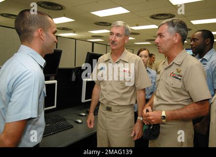 060815-N-4965F-003. [Complete] Scene Caption: 060815-N-4965F-003 (15 agosto 2006)US Navy (USN) Rear ADM. T. G. Alexander (a sinistra), Commander, Navy Region Hawaii, parla con USN Information Systems Technician 1st Class (IT1) Kevin Armendariz, un Pacific Regional Network Operation Center leader CHIEF PETTY Officer, Durante il suo tour della Naval computer and Telecommunications Area MASTER Station Pacific (NCTAMSPAC) alla Naval Station (NS) Pearl Harbor, Hawaii (HI). NCTAMSPAC gestisce, gestisce e gestisce le risorse del sistema di comunicazione per la Difesa e del sistema di telecomunicazione navale offrendo una gamma completa Foto Stock