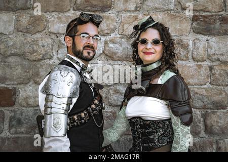 Ritratto di una bella coppia steampunk indossando un abbigliamento futuristico retrò. Foto Stock