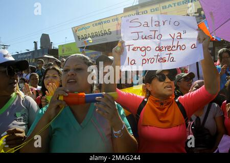 Valencia, Carabobo, Venezuela. 19th Jan, 2023. Gennaio 19, 2023. Un educatore grida slogan durante la protesta degli educatori, contro il presidente Nicolas Maduro e chiedendo migliori condizioni di lavoro e aumenti salariali per il personale educativo. La protesta si trova nella città di Valencia, stato di Carabobo, e si è svolta nelle principali città del Venezuela. Foto: Juan Carlos Hernandez (Credit Image: © Juan Carlos Hernandez/ZUMA Press Wire) SOLO USO EDITORIALE! Non per USO commerciale! Foto Stock