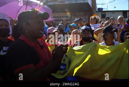 Valencia, Carabobo, Venezuela. 19th Jan, 2023. Gennaio 19, 2023. Un educatore grida slogan durante la protesta degli educatori, contro il presidente Nicolas Maduro e chiedendo migliori condizioni di lavoro e aumenti salariali per il personale educativo. La protesta si trova nella città di Valencia, stato di Carabobo, e si è svolta nelle principali città del Venezuela. Foto: Juan Carlos Hernandez (Credit Image: © Juan Carlos Hernandez/ZUMA Press Wire) SOLO USO EDITORIALE! Non per USO commerciale! Foto Stock