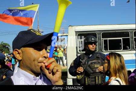 Valencia, Carabobo, Venezuela. 19th Jan, 2023. Gennaio 19, 2023. Un educatore fa rumore durante la protesta degli educatori, contro il presidente Nicolas Maduro e chiedendo migliori condizioni di lavoro e aumenti salariali per il personale educativo. La protesta si trova nella città di Valencia, stato di Carabobo, e si è svolta nelle principali città del Venezuela. Foto: Juan Carlos Hernandez (Credit Image: © Juan Carlos Hernandez/ZUMA Press Wire) SOLO USO EDITORIALE! Non per USO commerciale! Foto Stock