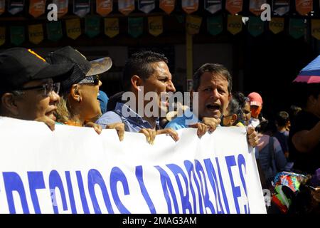 Valencia, Carabobo, Venezuela. 19th Jan, 2023. Gennaio 19, 2023. Un gruppo di popoli grida slogan durante la protesta degli educatori, contro il presidente Nicolas Maduro e chiedendo migliori condizioni di lavoro e aumenti salariali per il personale dell'istruzione. La protesta si trova nella città di Valencia, stato di Carabobo, e si è svolta nelle principali città del Venezuela. Foto: Juan Carlos Hernandez (Credit Image: © Juan Carlos Hernandez/ZUMA Press Wire) SOLO USO EDITORIALE! Non per USO commerciale! Foto Stock