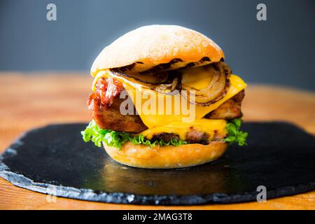 Autentico hamburger americano di prima qualità con una tenera costoletta di maiale. Foto Stock