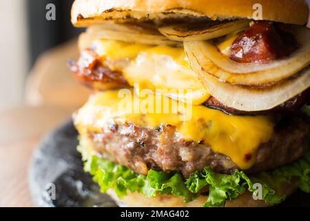 Autentico hamburger americano di prima qualità con una tenera costoletta di maiale. Foto Stock