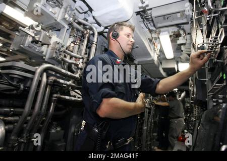 060825-N-7441H-011. [Complete] Scene Caption: USA Navy PETTY Officer 1st Class Raymond Monk assiste in un'evoluzione di test a bordo della Virginia Class New Attack Submarine Pre-Commissioning Unit (PCU) TEXAS (SSN 775) a Port Canaveral, Fla., 25 agosto 2006. IL TEXAS e il suo equipaggio stavano sparando acqua attraverso tubi di siluro come parte del ciclo di test. La seconda imbarcazione della sua classe, IL TEXAS, è in grado di attaccare bersagli a terra con missili da crociera altamente accurati e condurre una sorveglianza a lungo termine nascosta di aree terrestri, acque di litorale o altre forze navali. Altre missioni includono anti-sottomarino e AN Foto Stock