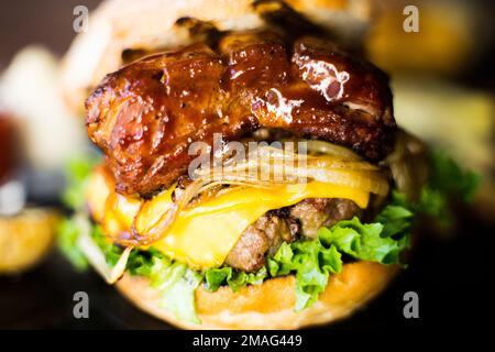 Autentico hamburger americano di prima qualità con una tenera costoletta di maiale. Foto Stock