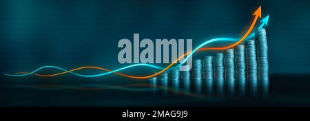 Due linee di crescita economica blu e arancione intrecciate corrono su una serie di colonne di monete su una superficie nera riflettente contro uno sfondo blu scuro Foto Stock