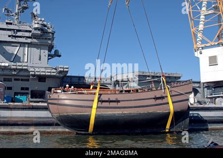 061002-N-9708H-017. [Complete] Scene Caption: La replica nave SCOPERTA siede accanto a una gru alla Naval Station Norfolk, Virginia, mentre in attesa di essere sollevato alla Royal Fleet Auxiliary Ship RFA FORT ROSALIE (A385) il 2 ottobre 2006. DISCOVERY è in corso di trasporto nel Regno Unito, dove sarà il pezzo centrale di un importante tour che promuove il 400th ° anniversario dell'insediamento a Jamestown, Virginia A'fly-boat'of the British East India Company, DISCOVERY è stata la più piccola delle tre navi che hanno preso parte al viaggio da Londra alla nuova colonia della Virginia, che ha portato alla fondazione di Jamestown nel 1 Foto Stock