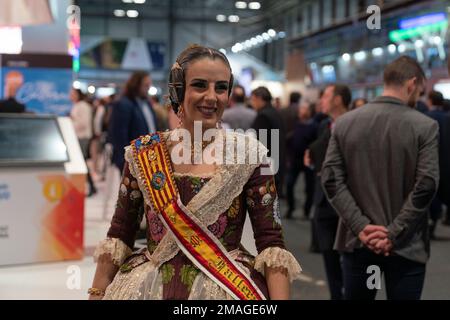 Madrid, Spagna. 19th Jan, 2023. Una donna che indossa il vestito tradizionale di Valencian Fallera visto in FITUR Tourism Fair 2023 a Ifema il secondo giorno della fiera. FITUR si svolge in cinque giorni e ospita professionisti del settore turistico e interessati alle ultime tendenze del settore. L'edizione 2023 include il Guatemala come paese partner e l'offerta turistica di oltre 130 paesi. Credit: SOPA Images Limited/Alamy Live News Foto Stock