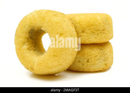 Tre dolci spugnosi a forma di anello isolati su fondo bianco Foto Stock