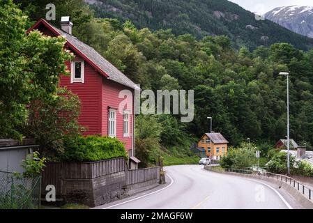 Norvegia, Odda, 06 luglio 2017: Villaggio norvegese in una valle di montagna Foto Stock