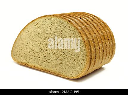 Pila di fette di pane di segale e di grano isolate su fondo bianco Foto Stock