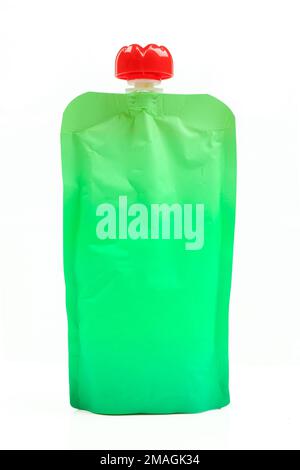 Sacchetto in purea verde vuoto. Confezione del contenitore di liquidi isolata su sfondo bianco Foto Stock