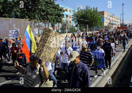 Valencia, Carabobo, Venezuela. 19th Jan, 2023. Gennaio 19, 2023. Un gruppo di popoli grida slogan durante la protesta degli educatori, contro il presidente Nicolas Maduro e chiedendo migliori condizioni di lavoro e aumenti salariali per il personale dell'istruzione. La protesta si trova nella città di Valencia, stato di Carabobo, e si è svolta nelle principali città del Venezuela. Foto: Juan Carlos Hernandez (Credit Image: © Juan Carlos Hernandez/ZUMA Press Wire) SOLO USO EDITORIALE! Non per USO commerciale! Foto Stock