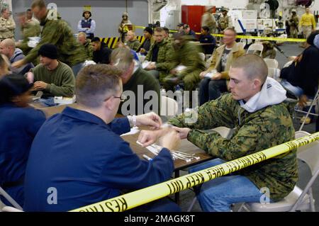 061203-N-0318R-069. Base: USS Bataan (LHD 5) Nazione: Oceano Atlantico (AOC) Foto Stock