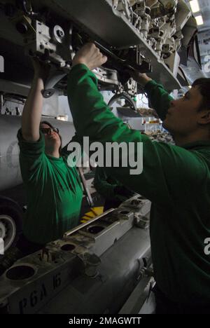 070128-N-2659P-104. [Complete] Scene Caption: USA Navy Aviation Electronics Technician AIRMAN Melissa Baron (sinistra, parte posteriore) e Aviation Structural Mechanic 3rd Class Ernest Buttram (destra, parte anteriore) Eseguire la manutenzione giornaliera di un pilone di un Tactical Electronic Warfare Squadron 138 (VAQ-138,'Yellowjacks') EA-6B un aereo da guerra elettronico Prowler nella baia di hangar a bordo del portaerei Nimitz Class USS JOHN C. STENNIS (CVN 74) il 28 gennaio 2007, Mentre la STENNIS e la Carrier Air Wing 9 (CVW-9) stanno conducendo le qualifiche di vettore della costa della California meridionale prima di transitare in wes Foto Stock