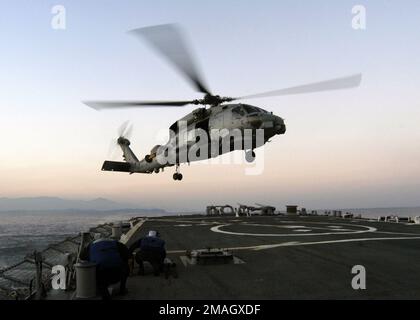 070130-N-4649C-043. Base: USS Stethem (DDG 63) Foto Stock