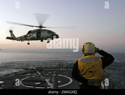 070130-N-4649C-076. Base: USS Stethem (DDG 63) Foto Stock