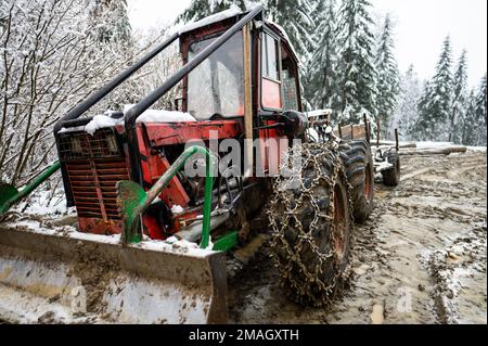 Veicolo fuoristrada 4x4 estremo con catene da neve e fango su ruote utilizzate per la raccolta del legname nei Carpazi. Foto Stock