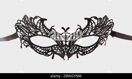 Carnevale veneziano maschera femminile pizzo nero isolato su sfondo bianco Foto Stock