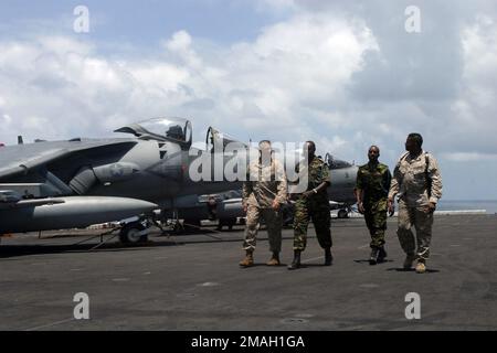 070309-M-9389C-020. [Complete] Scene Caption: (Da sinistra a destra) LT. COL. Christopher C. Starling, comandante del Battaglione Landing Team 2/2, LT. COL. Tom Chepkuto, ufficiale comandante del 5th Kenyan Rifle BN., ufficiale di garanzia Hamud ha detto, SGT. MAJ. Del 5th Kenyan Rifle BN., e SGT. MAJ. Howard K. Long, SGT. MAJ. Di BLT 2/2, visita il ponte di volo della nave d'assalto anfibio USS BATAAN (LHD 5) durante una visita il 9 marzo 2007. Il BLT 2/2 e il 5th° battaglione di rifle keniota stanno conducendo una formazione bilaterale durante il Mallet Esercitazione 07. L'unità di spedizione marina del 26th e lo Sciopero di Bataan Foto Stock