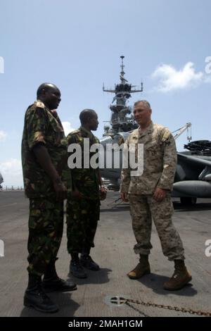 070309-M-9389C-008. [Complete] Scene Caption: (Da sinistra a destra) LT. COL. Tom Chepkuto, ufficiale comandante del battaglione di Rifle Keniota del 5th, ha detto Hamud, ufficiale di garanzia, SGT. MAJ. Del 5th Kenyan Rifle BN., e LT. COL. Christopher C. Starling, comandante della squadra di atterraggio del battaglione 2/2, si trova sul ponte di volo della nave d'assalto anfibio USS BATAAN (LHD 5), 9 marzo 2007. Il BLT 2/2 e il 5th° battaglione di rifle keniota stanno conducendo una formazione bilaterale durante il Mallet Esercitazione 07. La Marine Expeditionary Unit 26th e il Bataan Strike Group stanno attualmente conducendo l'Esercizi Reed Malle Foto Stock